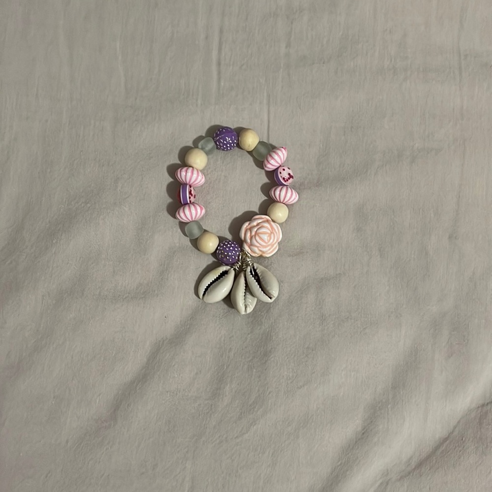 Sea shell and bead bracelet